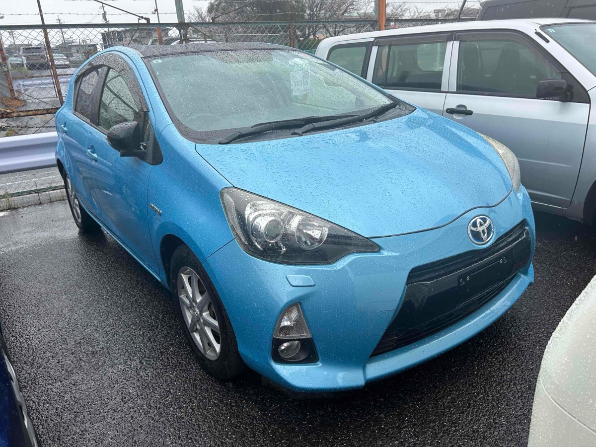 2013 Toyota Aqua thumbnail