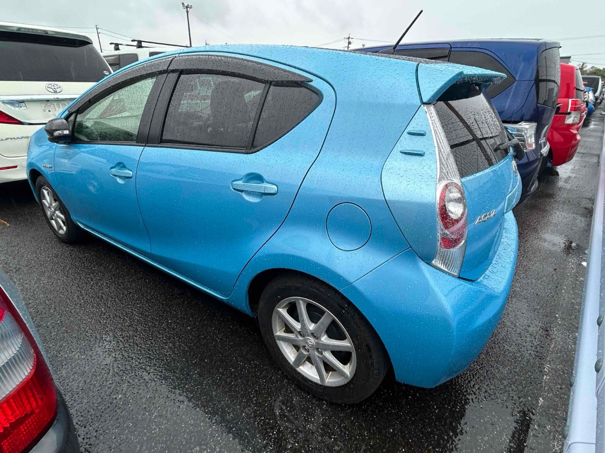 2013 Toyota Aqua thumbnail