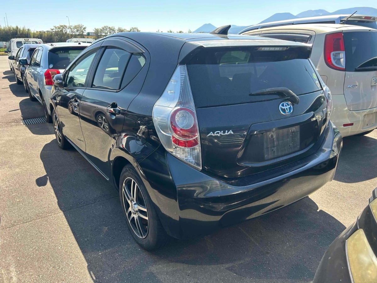 2013 Toyota Aqua thumbnail