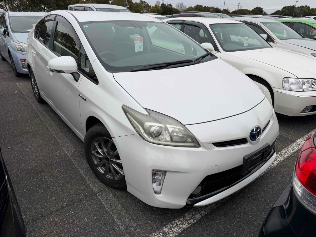 2012 Toyota Prius thumbnail