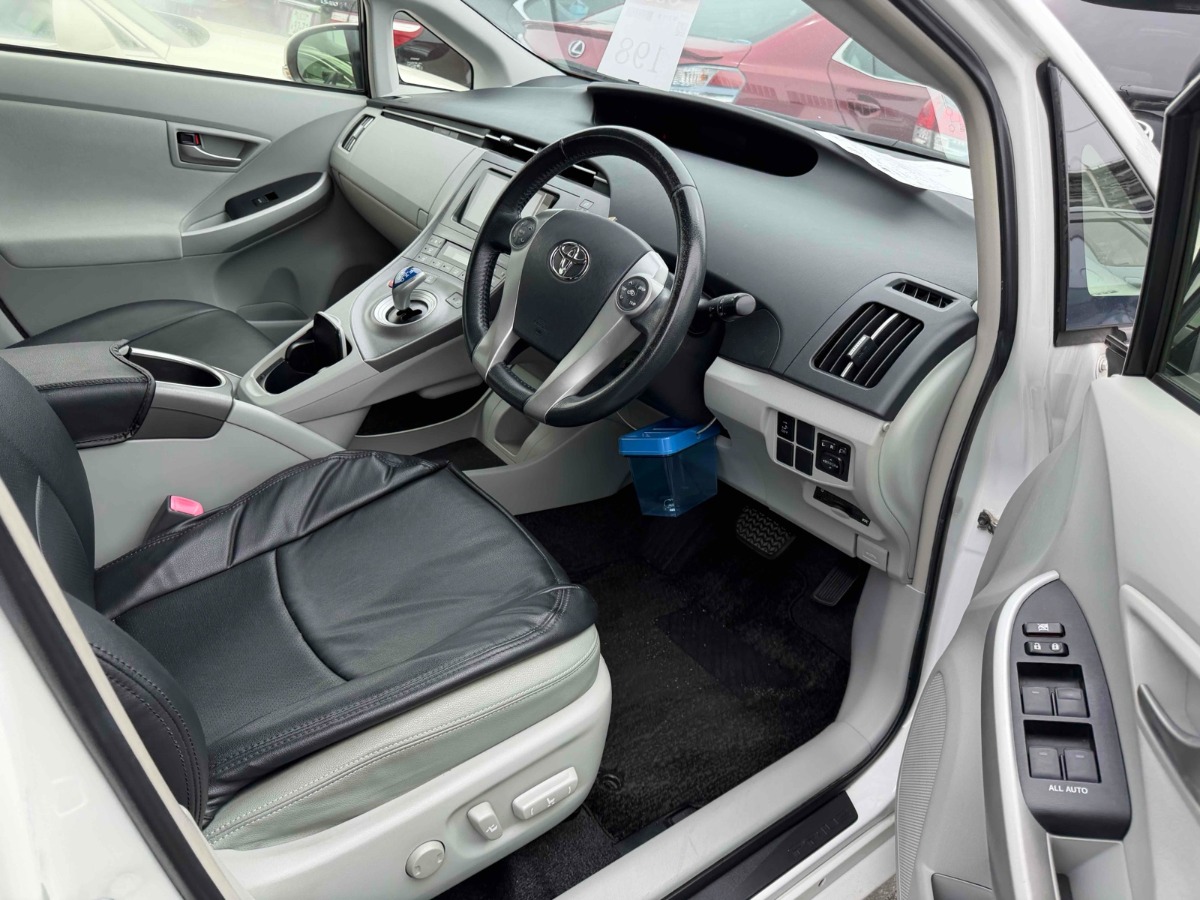 2012 Toyota Prius thumbnail