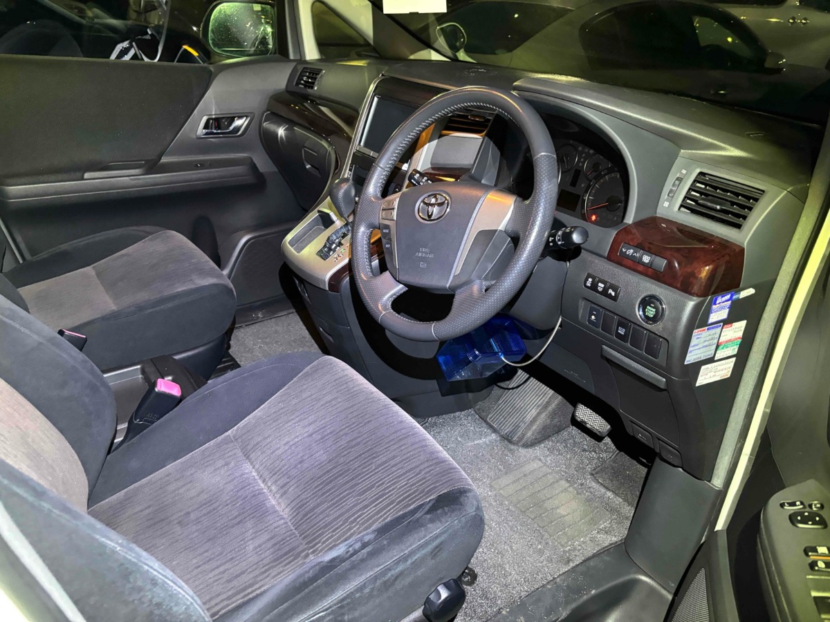 2013 Toyota Vellfire thumbnail