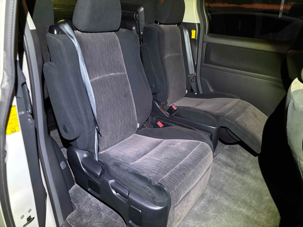 2013 Toyota Vellfire thumbnail