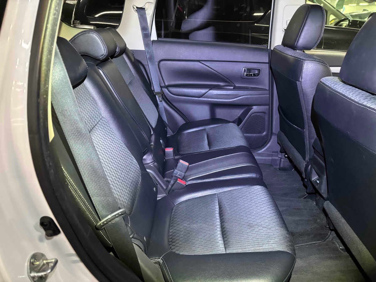 2014 Mitsubishi Outlander thumbnail