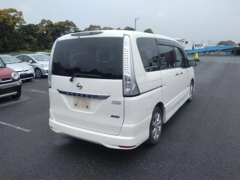 2013 Nissan Serena thumbnail