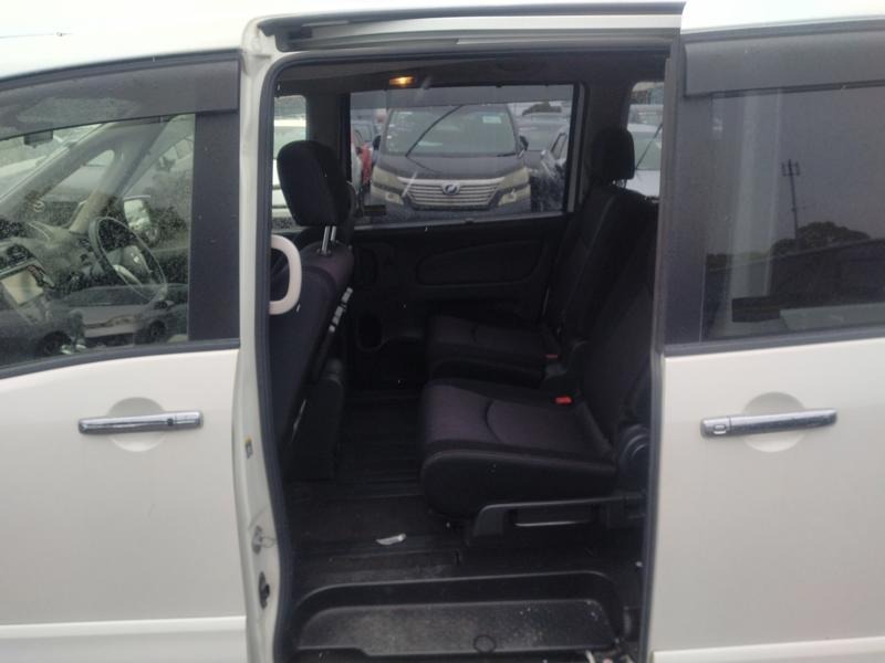 2013 Nissan Serena thumbnail