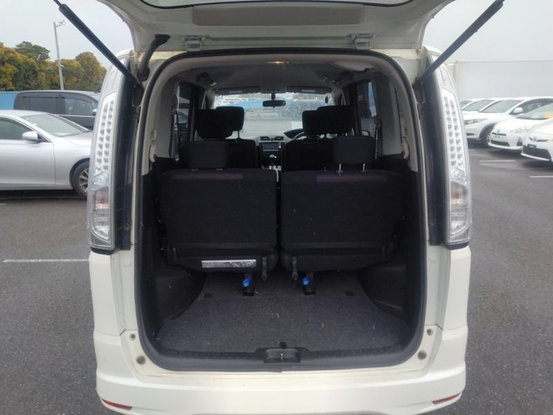 2013 Nissan Serena thumbnail