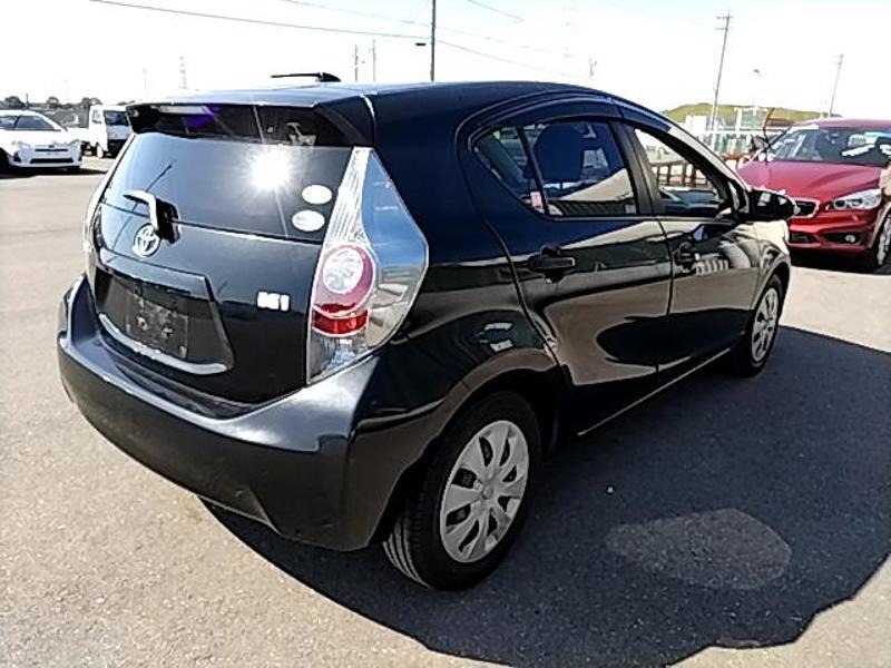 2013 Toyota Aqua thumbnail