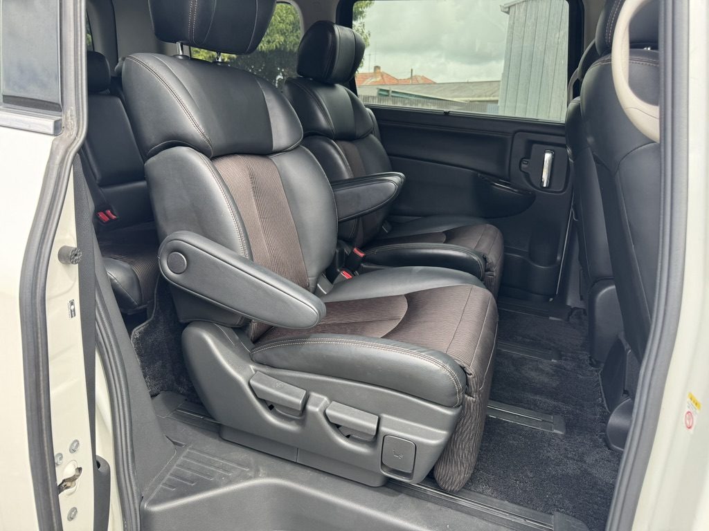 2015 Nissan Elgrand thumbnail