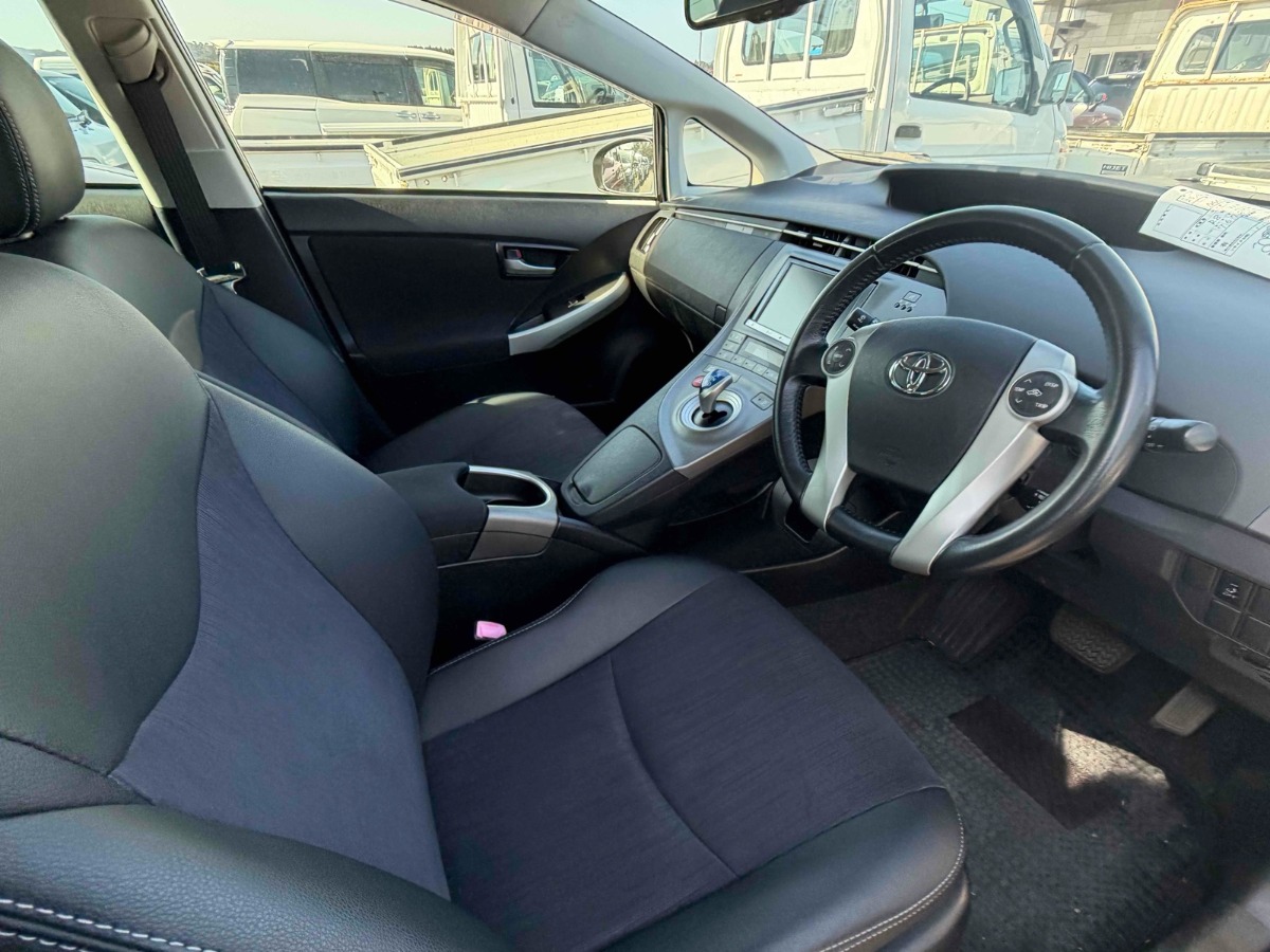 2013 Toyota Prius thumbnail