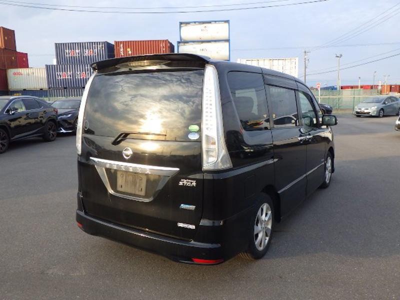 2013 Nissan Serena thumbnail
