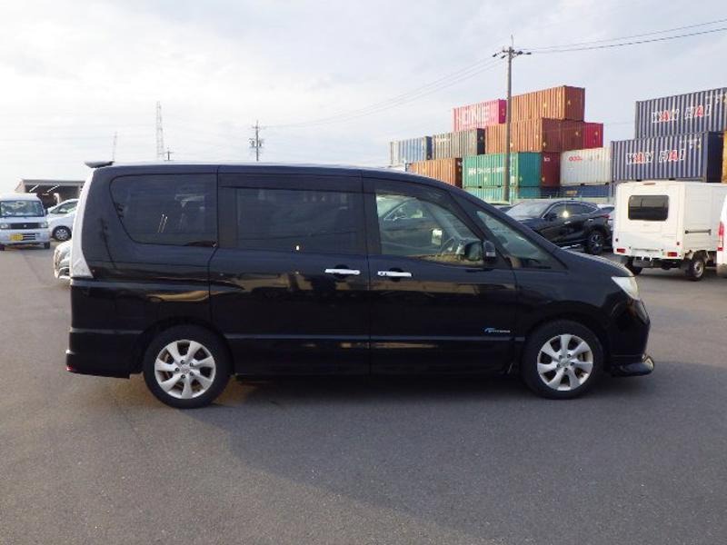 2013 Nissan Serena thumbnail