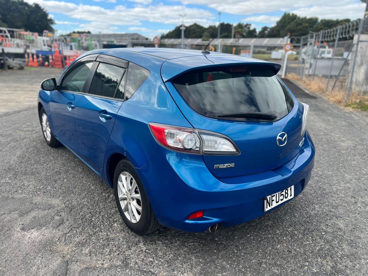 2012 Mazda Axela thumbnail