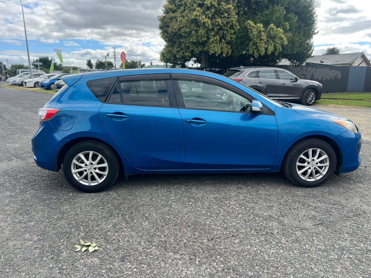 2012 Mazda Axela thumbnail