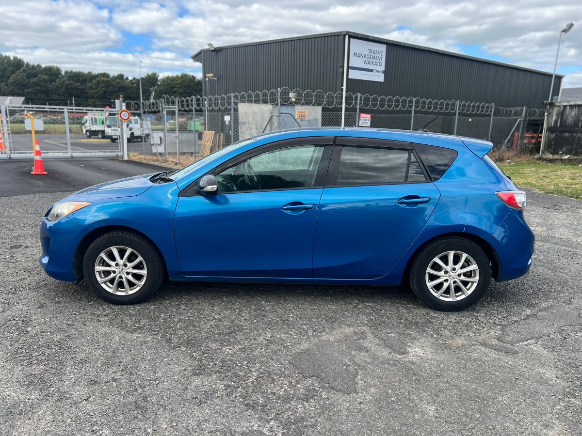 2012 Mazda Axela thumbnail