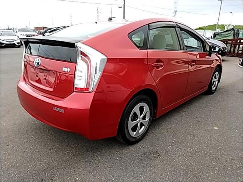 2013 Toyota Prius thumbnail