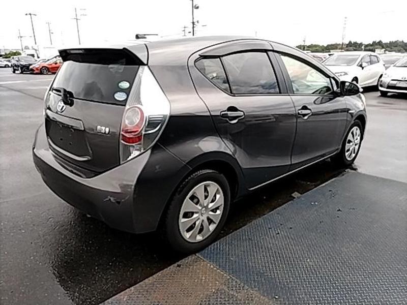 2012 Toyota Aqua thumbnail