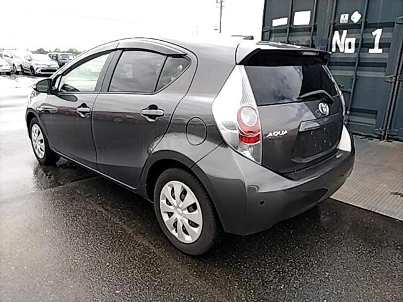 2012 Toyota Aqua thumbnail