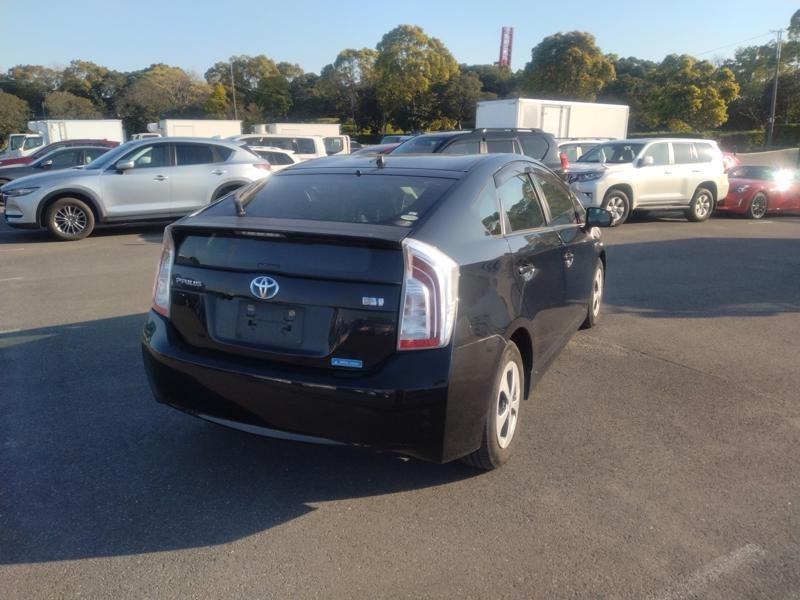 2013 Toyota Prius thumbnail
