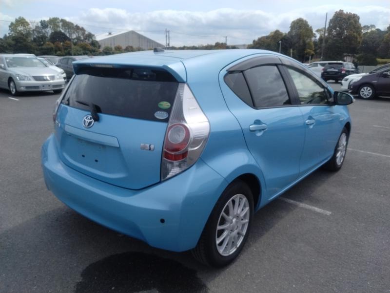 2013 Toyota Aqua thumbnail
