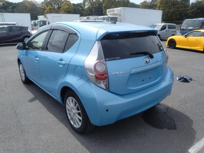 2013 Toyota Aqua thumbnail
