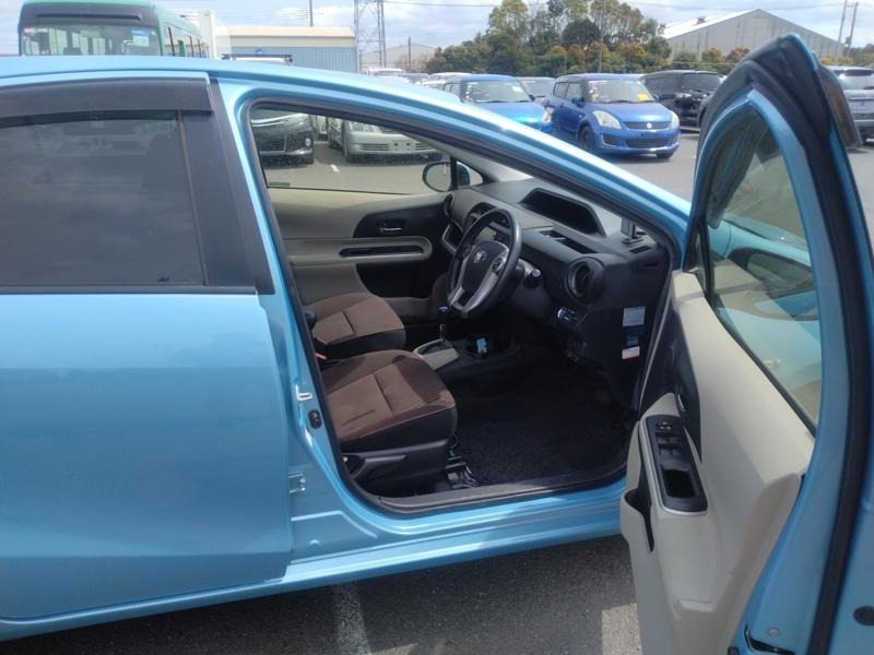 2013 Toyota Aqua thumbnail