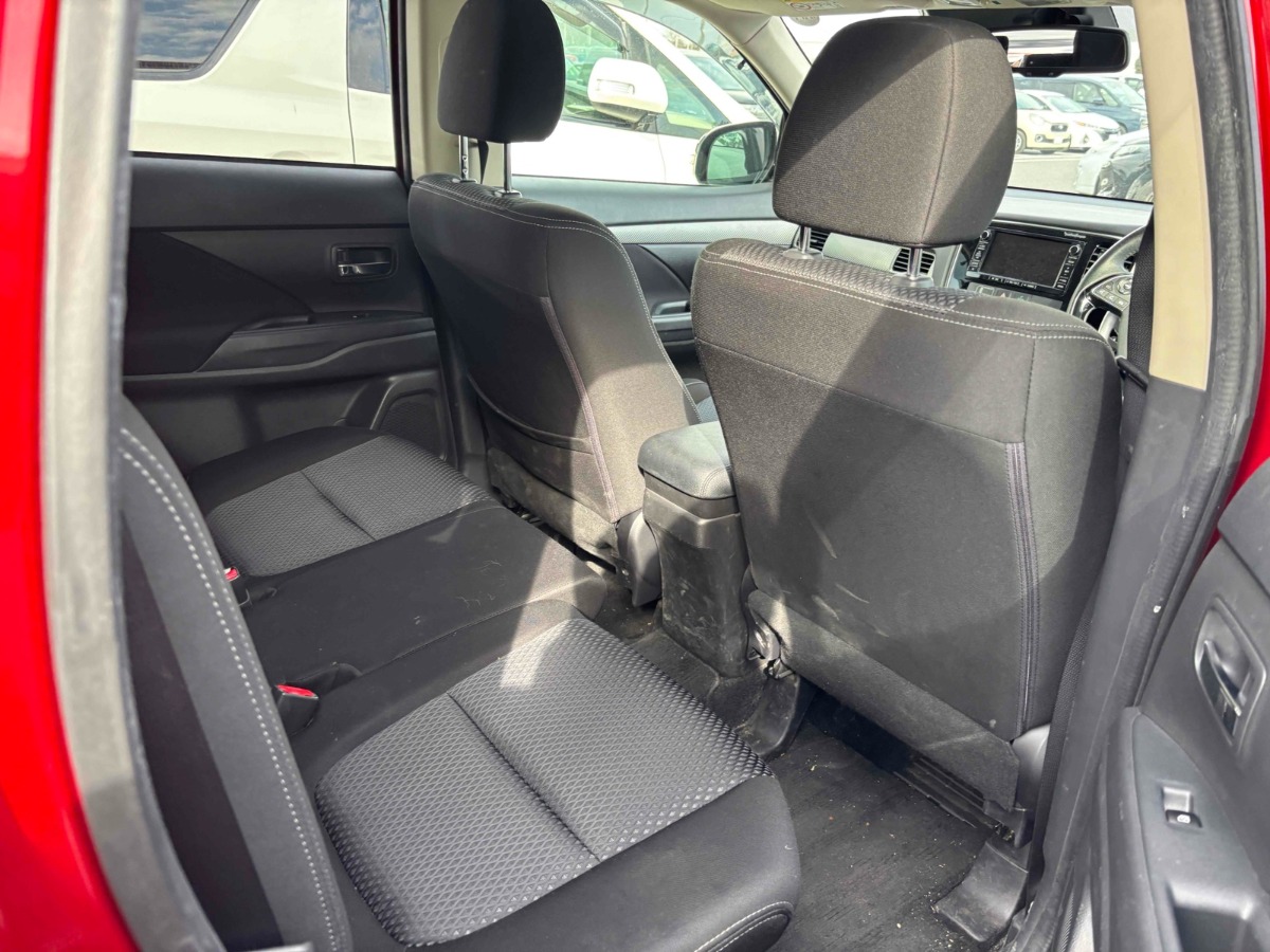 2017 Mitsubishi Outlander thumbnail