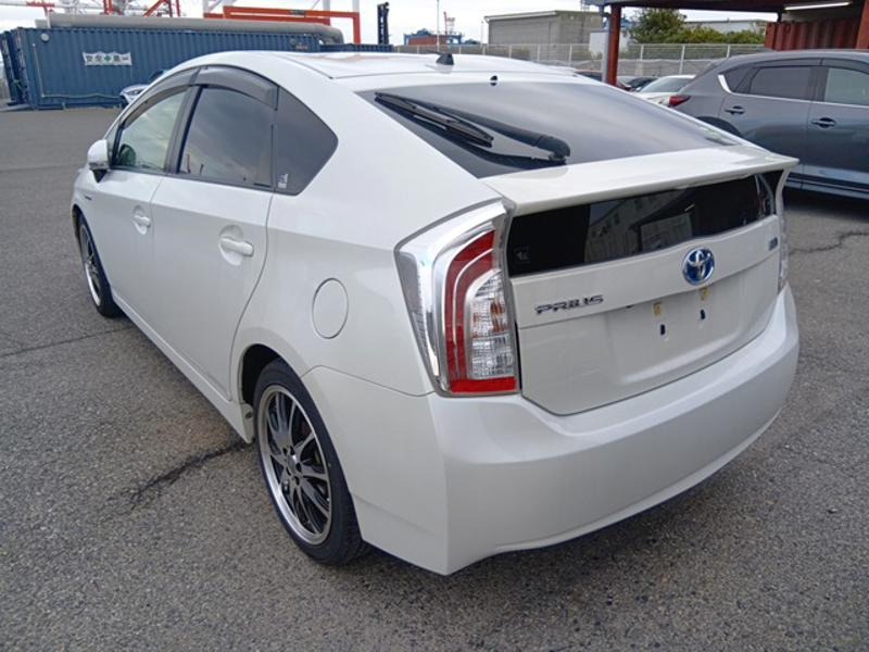 2013 Toyota Prius thumbnail