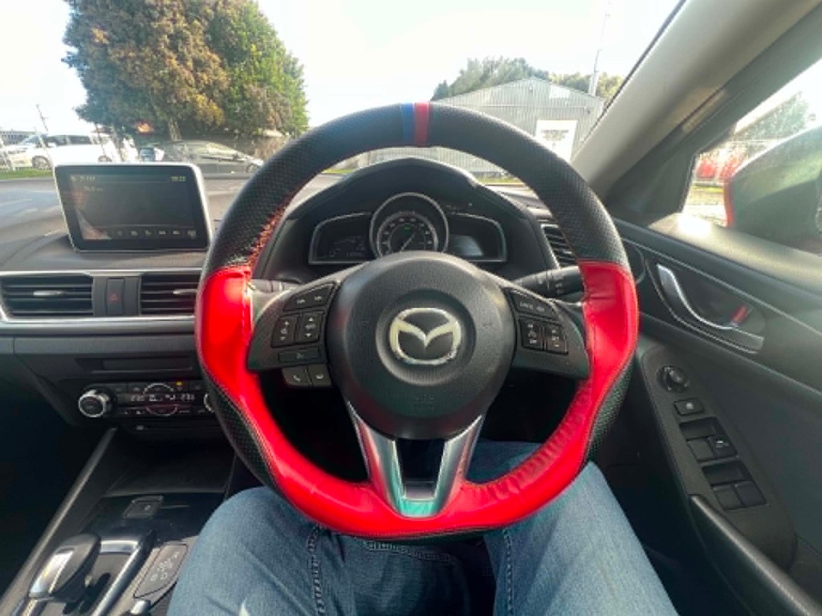 2013 Mazda Axela thumbnail