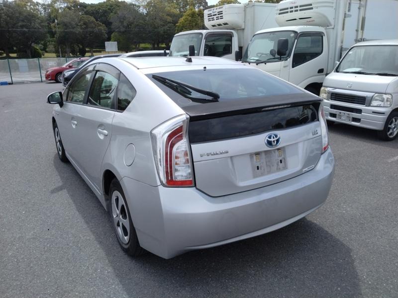 2012 Toyota Prius thumbnail