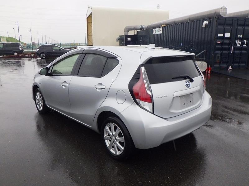 2015 Toyota Aqua thumbnail