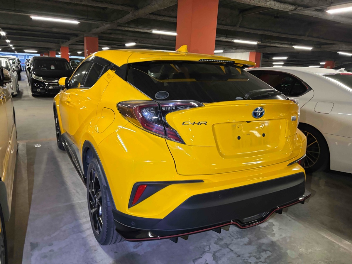 2017 Toyota C-HR thumbnail