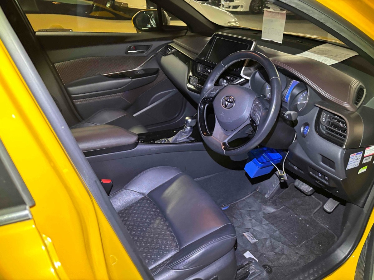 2017 Toyota C-HR thumbnail
