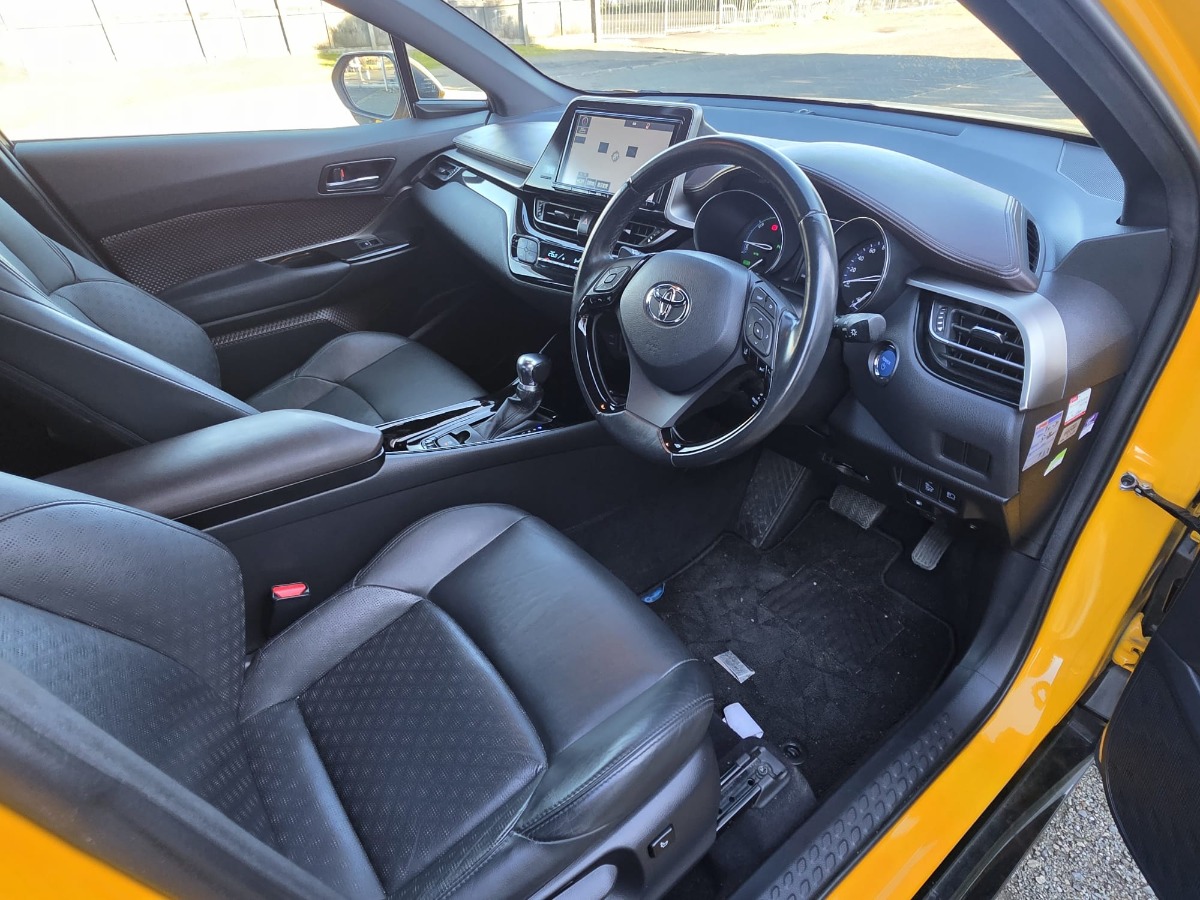 2017 Toyota C-HR thumbnail