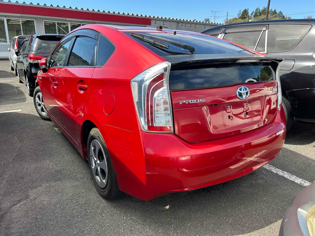 2013 Toyota Prius thumbnail