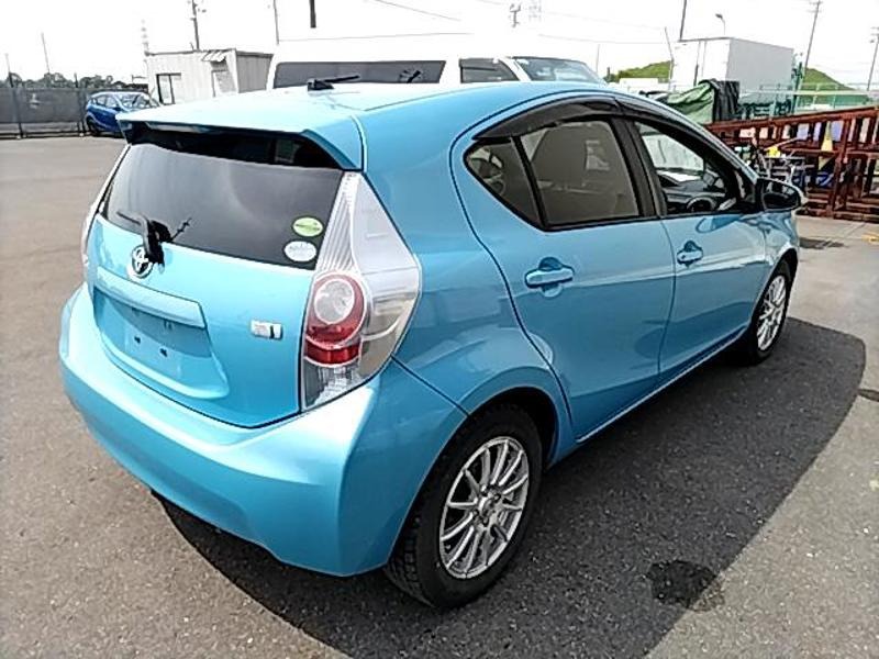 2012 Toyota Aqua thumbnail