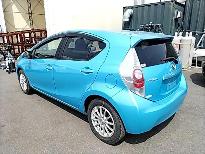 2012 Toyota Aqua thumbnail