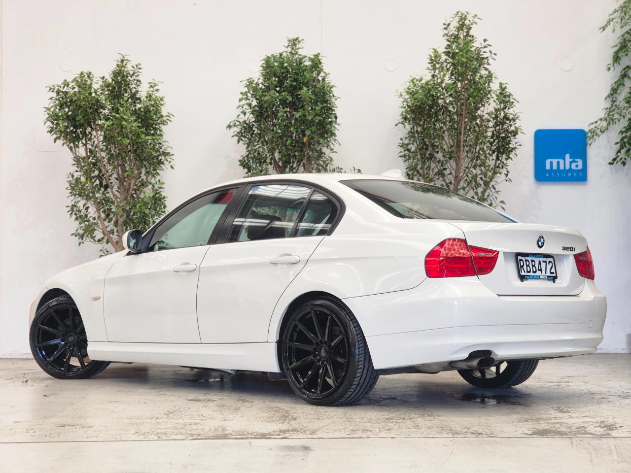 2011 BMW 320I thumbnail