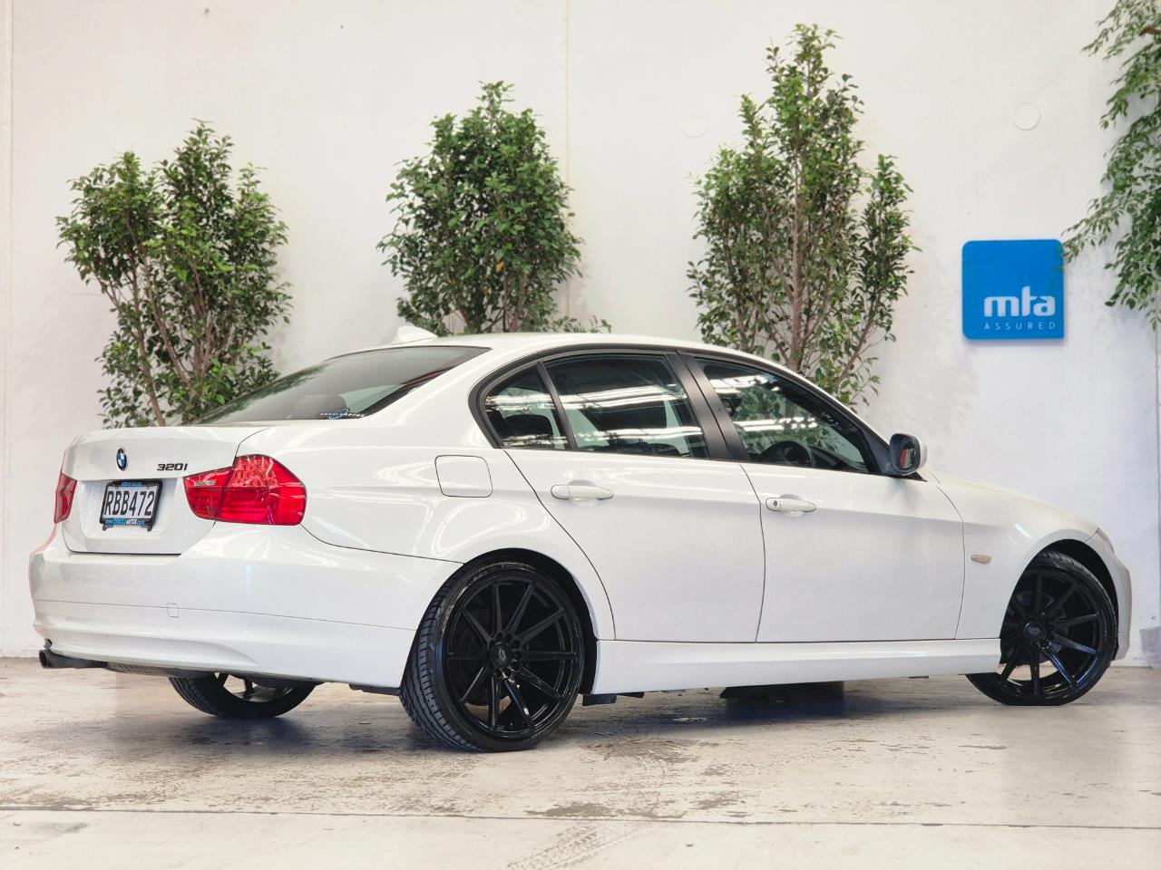 2011 BMW 320I thumbnail