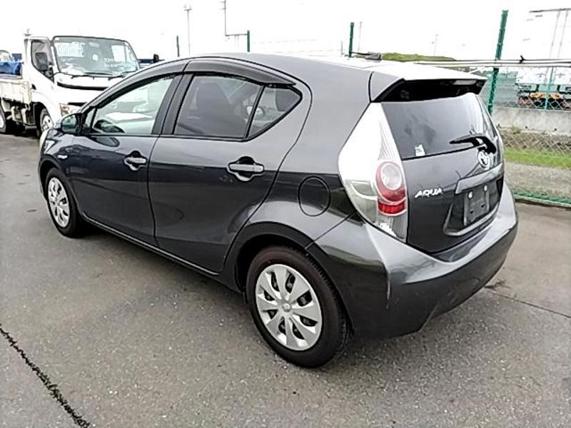 2013 Toyota Aqua thumbnail