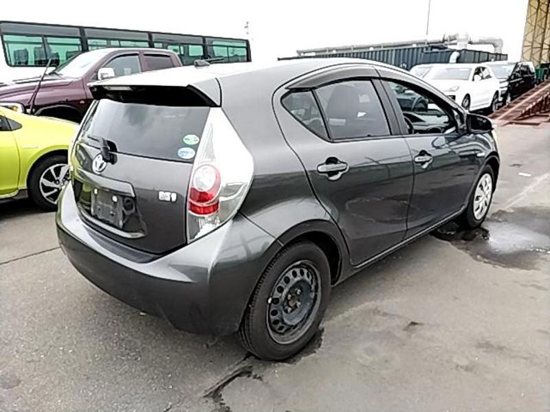 2013 Toyota Aqua thumbnail