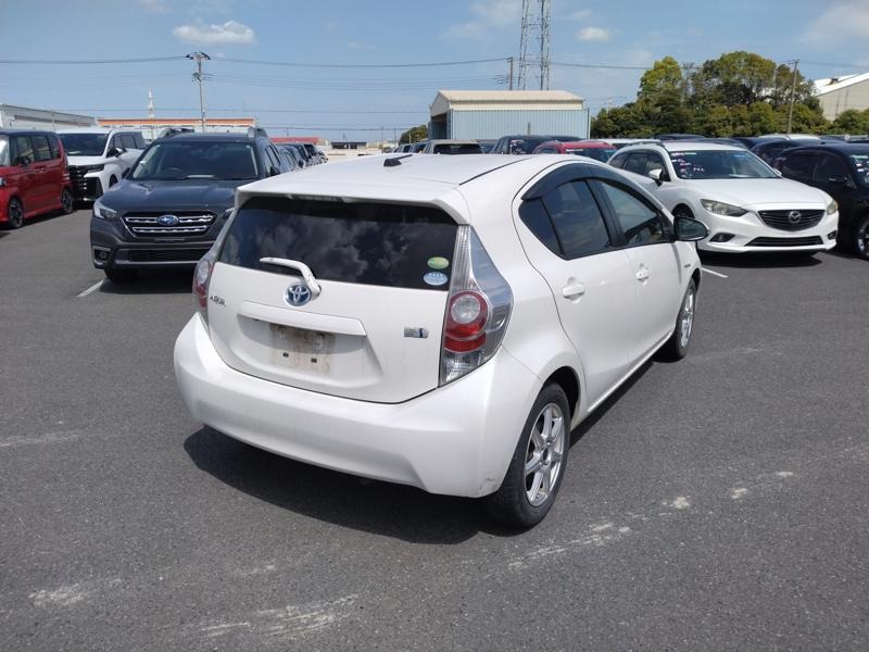 2013 Toyota Aqua thumbnail