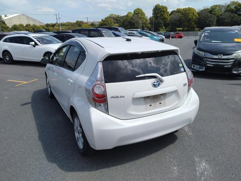 2013 Toyota Aqua thumbnail