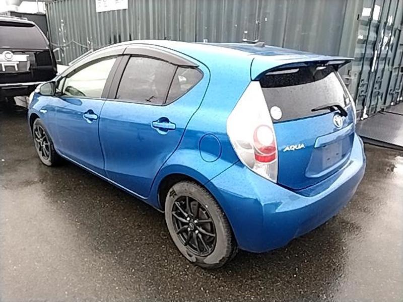 2012 Toyota Aqua thumbnail