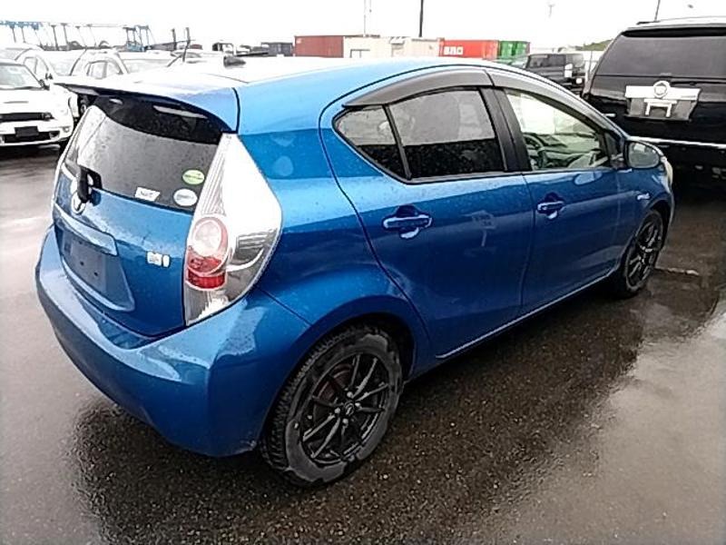 2012 Toyota Aqua thumbnail
