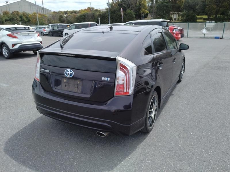 2013 Toyota Prius thumbnail