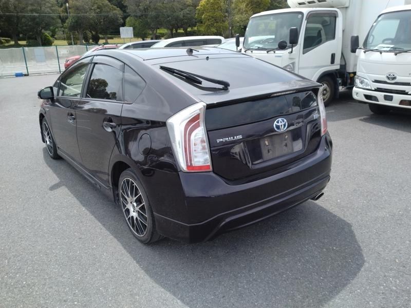 2013 Toyota Prius thumbnail