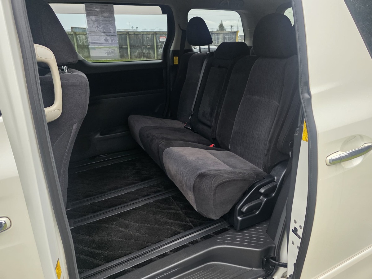 2013 Toyota Alphard thumbnail