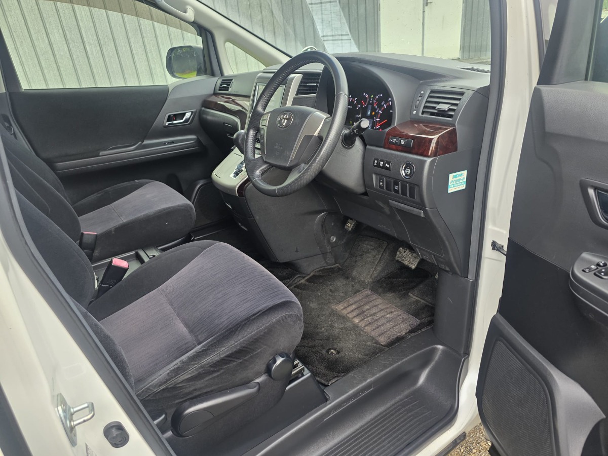 2013 Toyota Alphard thumbnail