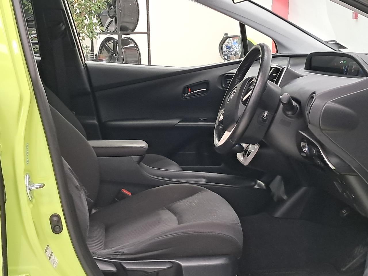 2016 Toyota Prius thumbnail